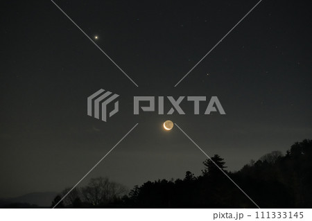 月齢27.1の地球照の細い月と金星が日の出前の空に昇る 111333145