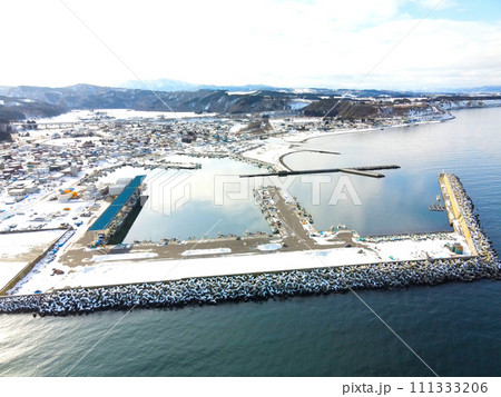 冬の北海道八雲町で落部漁港の風景を撮影 冬の北海道八雲町で落部漁港の風景を撮影 111333206