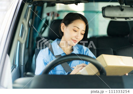 運転する女性配達員 111333254