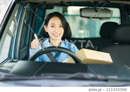 運転する女性配達員 111333300