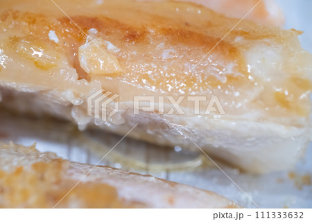 魚グリルで焼いているサーモン 魚グリルで焼いているサーモン 111333632