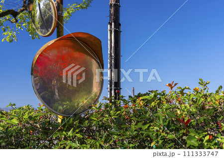 秋の曼殊院 参道入口 カーブミラーに映る紅葉 秋の曼殊院 参道入口 カーブミラーに映る紅葉 111333747