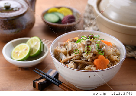 きのこの炊き込みご飯 きのこの炊き込みご飯 111333749