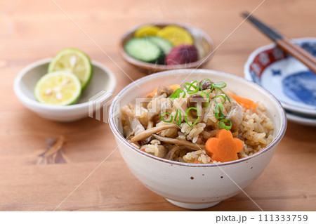 きのこの炊き込みご飯 111333759