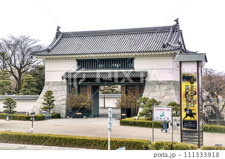 岡崎市、岡崎城の大手門と枝垂れ桜 111333918