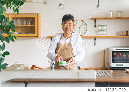 お皿洗い・食器洗いをするアジア人の高齢者男性(笑顔) お皿洗い・食器洗いをするアジア人の高齢者男性(笑顔) 111334709