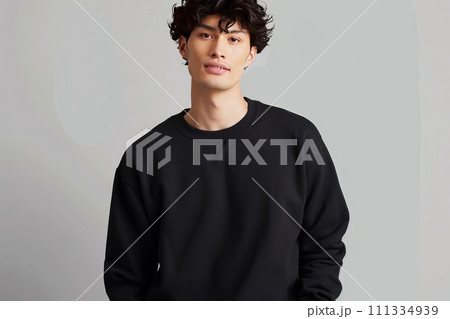 黒いスウェットを着た男性モデル 111334939