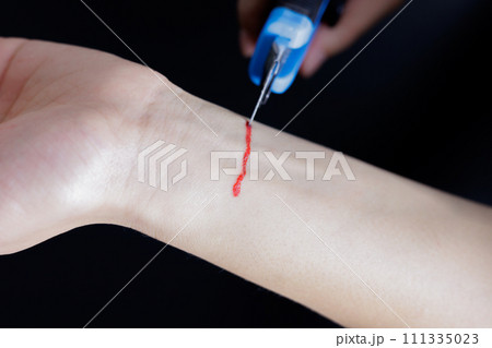 カッターでリストカットをするイメージ、血糊 111335023