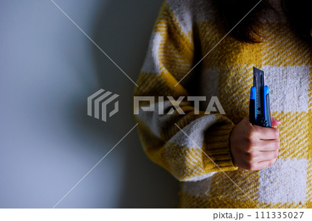 カッターを持つ女性（顔なし） 111335027