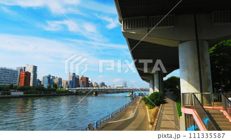 隅田川の吾妻橋付近のアサヒグループ本社ビルとスーパードライホール界隈の風景 隅田川の吾妻橋付近のアサヒグループ本社ビルとスーパードライホール界隈の風景 111335587