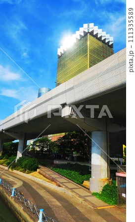 隅田川の吾妻橋付近のアサヒグループ本社ビルとスーパードライホール界隈の風景 隅田川の吾妻橋付近のアサヒグループ本社ビルとスーパードライホール界隈の風景 111335589