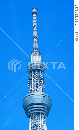 東京スカイツリーと青空の風景 111335832