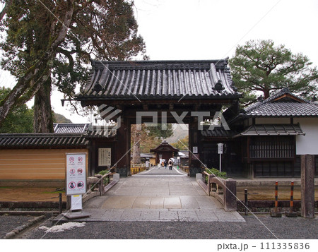 金閣寺の山門 金閣寺の山門 111335836