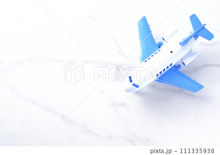 飛行機のおもちゃで、旅行のイメージ 飛行機のおもちゃで、旅行のイメージ 111335938