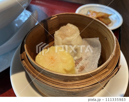 セイロで蒸したホクホクの焼売 セイロで蒸したホクホクの焼売 111335983