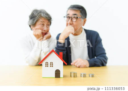 考えるシニア夫婦　不動産 111336053