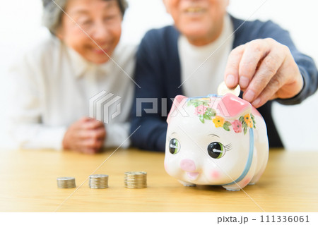 貯金箱 シニア夫婦 貯金箱 シニア夫婦 111336061