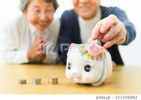 貯金箱 シニア夫婦 貯金箱 シニア夫婦 111336062