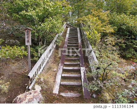 金閣寺垣と虎渓橋 111336134