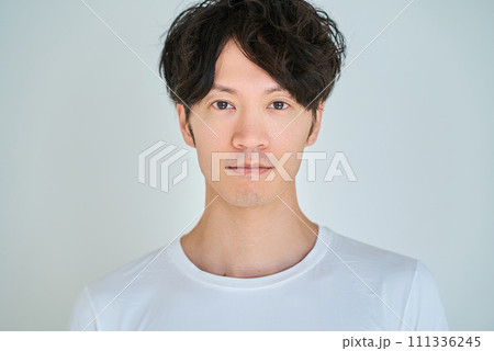 スキンケアをする若い男性 スキンケアをする若い男性 111336245