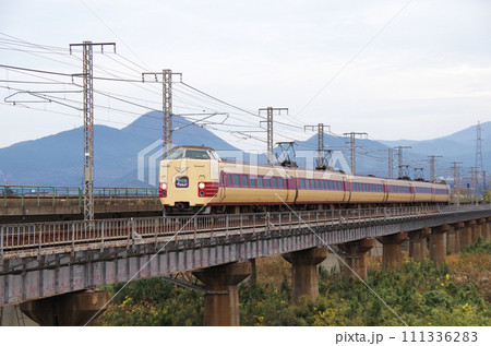 日野川の長い鉄道橋梁を駆け抜ける復刻版旧国鉄色の381系特急やくも号 111336283