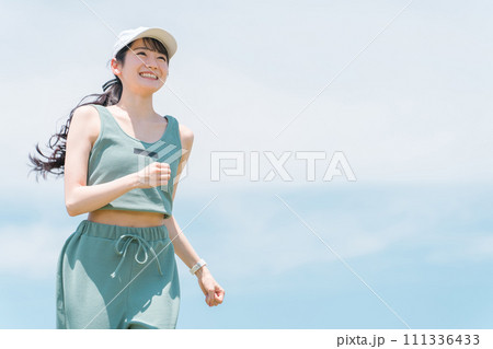 有酸素運動・ランニング・ジョギングする女性(ダイエット・新陳代謝) 有酸素運動・ランニング・ジョギングする女性(ダイエット・新陳代謝) 111336433