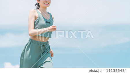 有酸素運動・ランニング・ジョギングする女性(ダイエット・新陳代謝) 有酸素運動・ランニング・ジョギングする女性(ダイエット・新陳代謝) 111336434