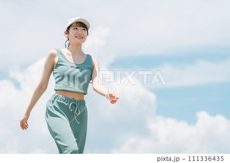 有酸素運動・ランニング・ジョギングする女性(ダイエット・新陳代謝) 有酸素運動・ランニング・ジョギングする女性(ダイエット・新陳代謝) 111336435