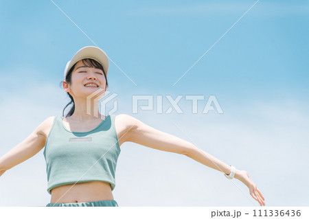 公園で深呼吸・ストレッチするスポーツウェアの女性(運動・スポーツ・トレーニング) 公園で深呼吸・ストレッチするスポーツウェアの女性(運動・スポーツ・トレーニング) 111336436