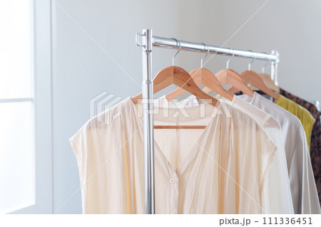 ハンガーラックにかかった服 ハンガーラックにかかった服 111336451