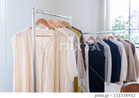 ハンガーラックにかかった服 ハンガーラックにかかった服 111336452