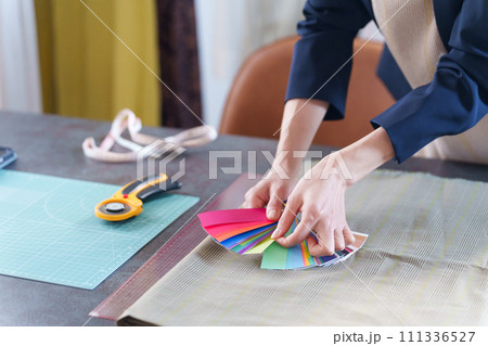 働くファッションデザイナー 働くファッションデザイナー 111336527