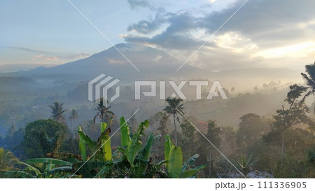 朝のアグン山 111336905