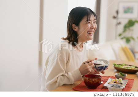 食事をする女性　40代の日本人女性 111336975
