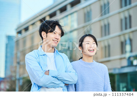 並んで歩く若い男女 111337484