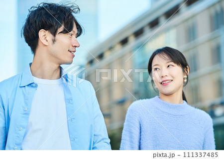 並んで歩く若い男女 111337485