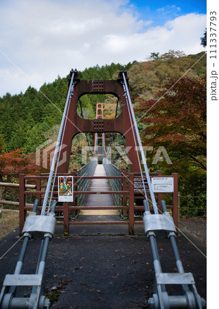 紅葉の名所　岐阜　多良峡森林公園の吊り橋 111337793