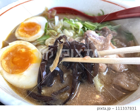 【ラーメン】北海道札幌のご当地グルメ・熱々な濃厚味噌ラーメン(キクラゲ・箸上げ) 【ラーメン】北海道札幌のご当地グルメ・熱々な濃厚味噌ラーメン(キクラゲ・箸上げ) 111337831