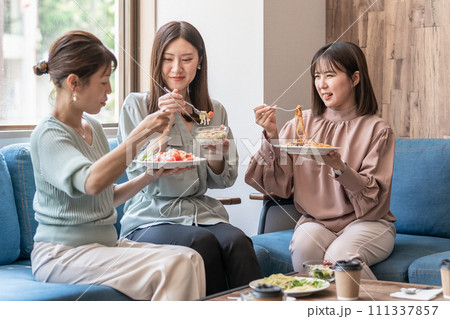 不味い店にランチに来てしまった女性達（女子会・食事会・会食） 111337857