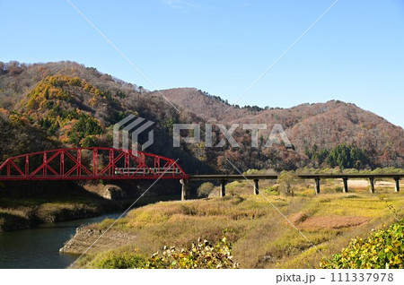 晩秋の北上線 111337978