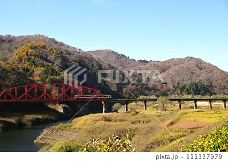 晩秋の北上線 111337979