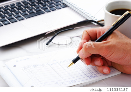 手書きで請求書を書く男性の手のイメージ 111338187