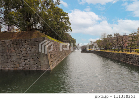 京都・二条城の外堀と石垣 111338253
