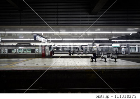 駅ホームイメージ 駅ホームイメージ 111338275
