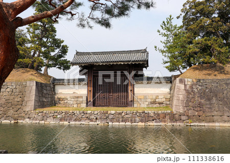 京都・二条城の外堀と南門 111338616