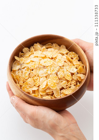 コーンフレーク・シリアルを持つ女性の手 111338733