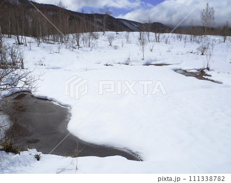 早春の雪解け間近の、乗鞍高原・一の瀬園地の、偲ぶの池 早春の雪解け間近の、乗鞍高原・一の瀬園地の、偲ぶの池 111338782
