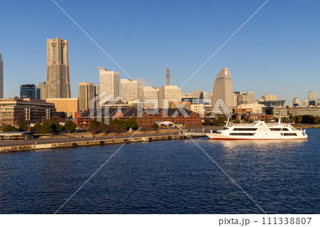 大さん橋から見るみなとみらい 111338807