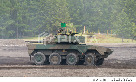 駆ける陸上自衛隊16式機動戦闘車 駆ける陸上自衛隊16式機動戦闘車 111338816