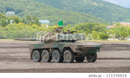 駆ける陸上自衛隊16式機動戦闘車 111338818